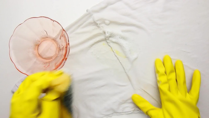 Come togliere la vernice dai vestiti in base al tipo di pittura
